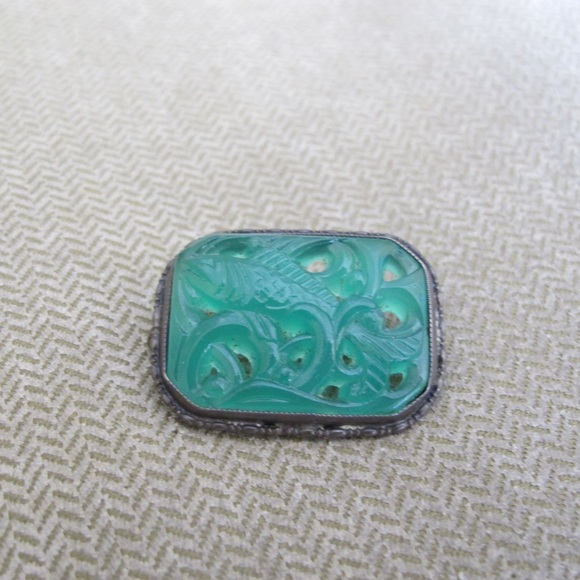 Vintage Jewelry - Vintage jade fish brooch set in silver